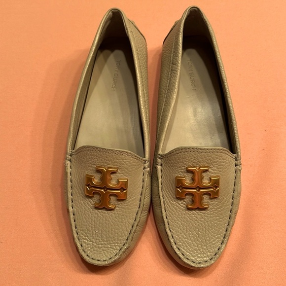 New Tory Burch Everly Pebble Leather Gold Logo Driver Loafer Shoes. Size 7.5 - Picture 2 of 7